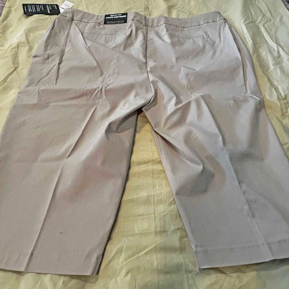 NEW PHOTOS! CAPRIS, SAVVY FIT TWILL, LINEN COLOUR, SIZE 26, RAYON/SPANDEX, FAKE - Picture 12 of 16